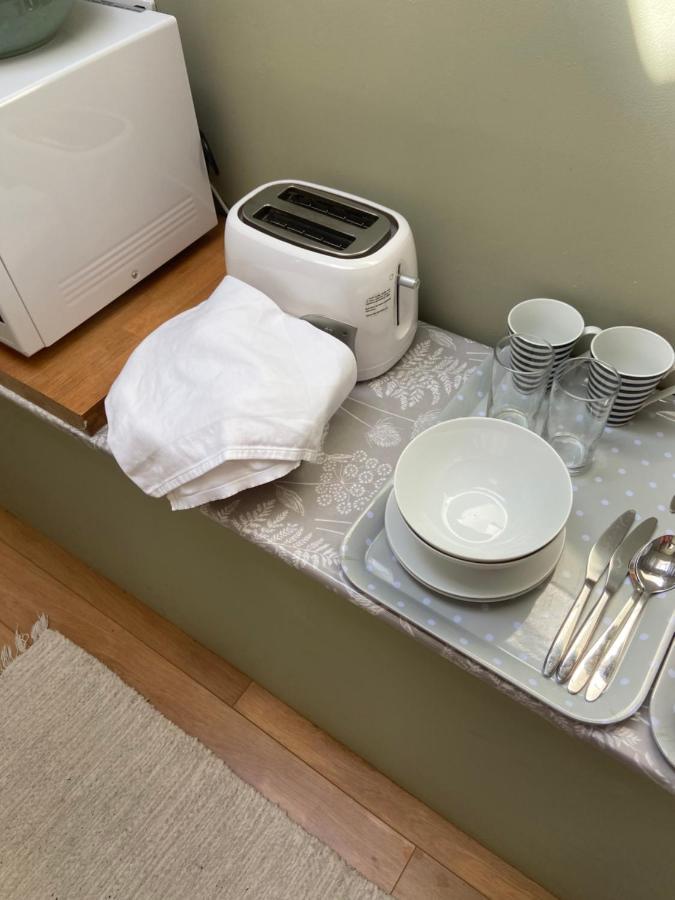 Stunning Annexe 1 Luxury Bedroom, Eating Area & Bathroom Only! Truro Bagian luar foto