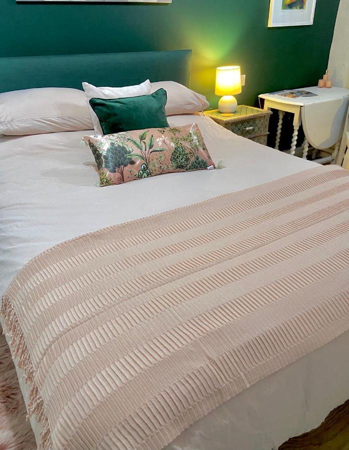Stunning Annexe 1 Luxury Bedroom, Eating Area & Bathroom Only! Truro Bagian luar foto