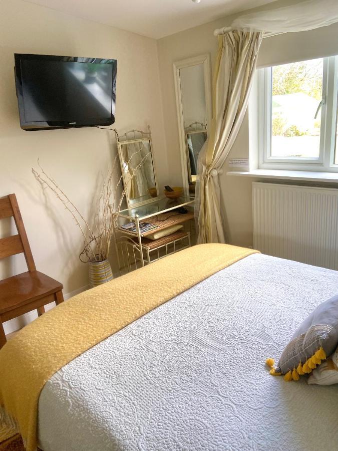Stunning Annexe 1 Luxury Bedroom, Eating Area & Bathroom Only! Truro Bagian luar foto